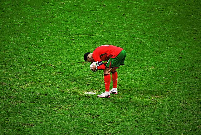 Portugals Cristiano Ronaldo küsst den Ball vor seinem Elfmeter im Elfmeterschießen.