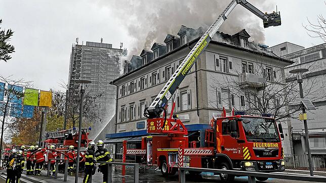 Rauchschwaden steigen von dem Wohn- und Geschäftshaus nahe dem Grenzübergang Konstanz-Kreuzlinger Tor auf.