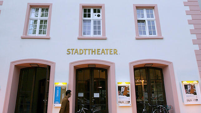Ein Mann geht am Konstanzer Stadttheater vorbei. Nicht nur dort wartet man gespannt auf die Entscheidung, wer neuer Intendant wird.