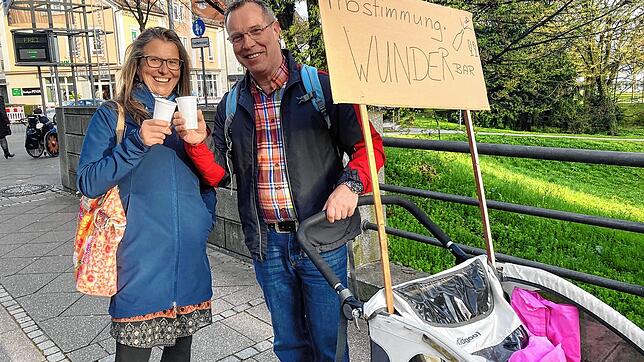 Ines Leobilla und Edgar Braig stoßen auf das Scheitern der allgemeinen Impfpflicht im Bundestag an.