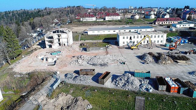 Auf diesem Gelände soll die Realschule gebaut werden. Unser Bild stammt von den Abrissarbeiten Ende März 2022.