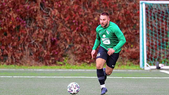 Name: Dennis Habibovic
Alter: 25 Jahre
Beruf: Industriemechaniker
Position: Außenverteidiger
Im Verein seit: 2020