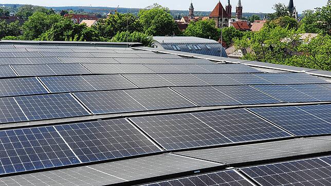 Das Dach der alten Villinger Hauptpost ist neu mit Solarkollektoren bedeckt. Der Landkreis zieht derzeit in das Gebäude am Villinger ...