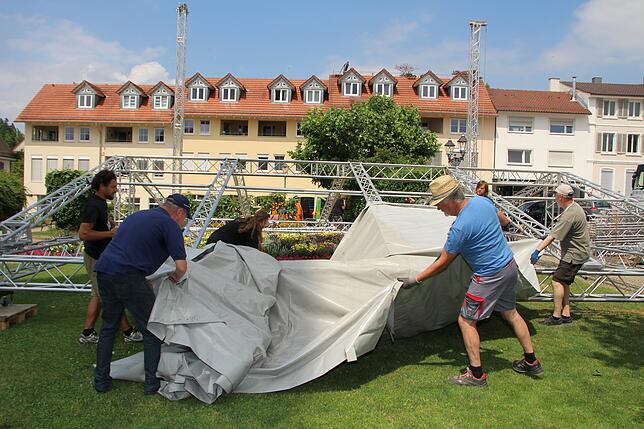 Bild 10: Schaffen und schwitzen für das Open Air: So aufwendig sind Aufbauarbeiten für die Bühne und Co.