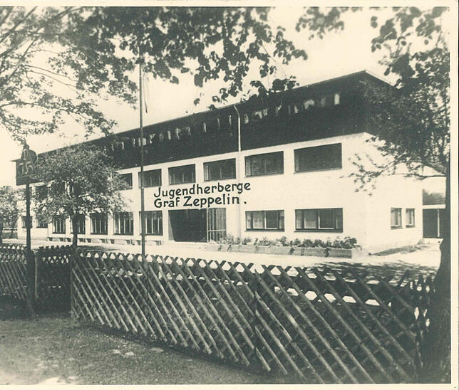 Die 1933 eingeweihte Jugendherberge "Graf Zeppelin" in Friedrichshafen. Der moderne Flachdachbau wurde im Zweiten Weltkrieg zerstört.