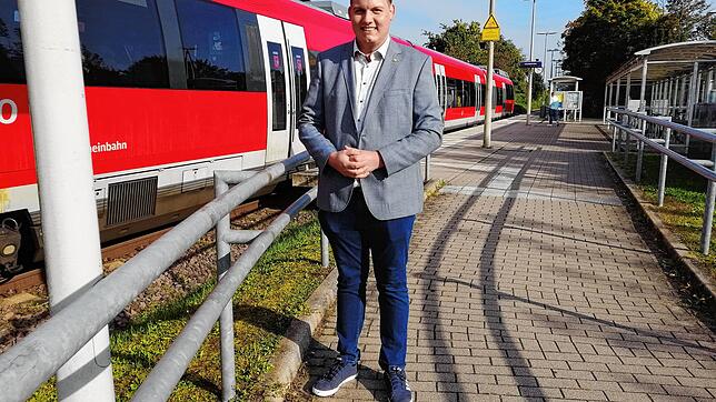 Nikals Nüssle pendelt mit dem Zug zur Arbeit &ndash; in den Landtag nach Stuttgart. Hier steht er am Bahnhof Lauchringen West.