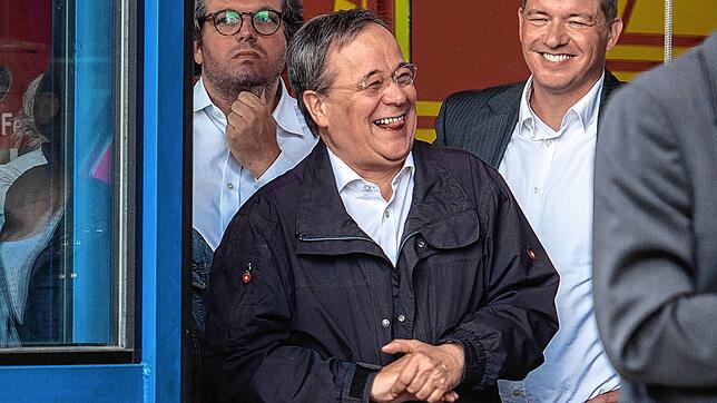 Gutgelaunt im Katastrophengebiet: Armin Laschet war während einer Ansprache von Bundespräsident Frank-Walter Steinmeier offenbar zu ...