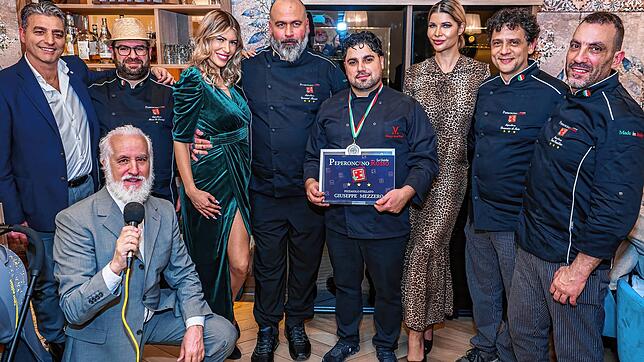 Der Gastronom Giuseppe Mezzero (Vierter von rechts) mit Mitgliedern der Jury des italienischen Restaurantführers &bdquo;La Guida ...