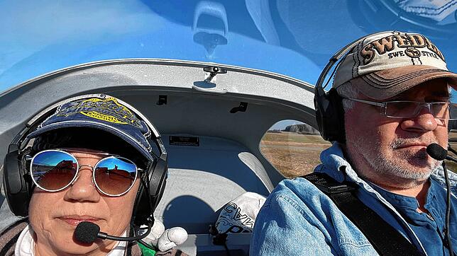 Horst Jülke und Susi Treu bei ihrem Flug für den Frieden im Cockpit eines Kleinflugzeuges.