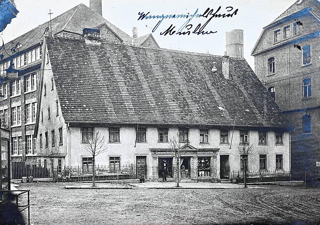 Große Häuser wie das Wangermichelshaus prägten das Bild des einstigen Schwenninger Zentrums am Muslenplatz.