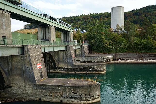 8,8 Meter Fallhöhe muss das Wasser am Kraftwerk in Reckingen überwinden. Bootsausflügler müssen auf der Schweizer Seite auswassern und ...