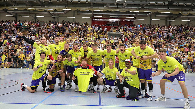 Die Aufsteiger in die 2. Handball-Bundesliga präsentieren sich unserem Fotografen in neongelben T-Shirts mit der Botschaft: &bdquo;Ein ...