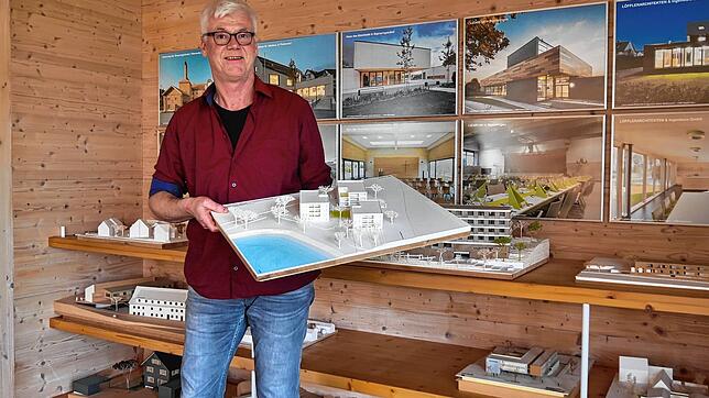 Architekt Manfred Löffler zeigt das Modell des Gebäudekomplexes „Wohnen am Stadtsee“ in Pfullendorf. Die einzelnen Wohnungen ...