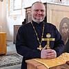 Priester Vadim Karpenko in der Rochuskapelle in Wangen im Allgäu.