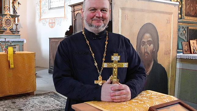 Priester Vadim Karpenko in der Rochuskapelle in Wangen im Allgäu.