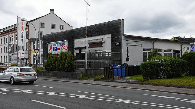 Das Firmenschild ist schon weg: Die frühere Shisha-Bar Diamond Lounge auf dem Schiesser-Gelände in Stockach. Am linken Bildrand ist das ...