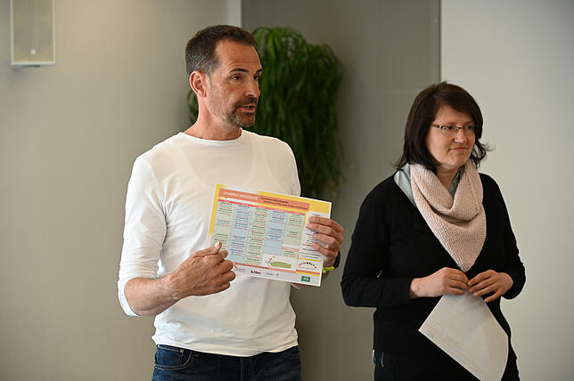 Jochen Kübler vom Turnverein Mönchweiler stellt den Stundenplan für die am Turnen interessierten Familien vor. Tanja Moosbacher ...