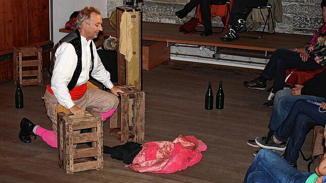 Bernd Lafrenz in der Rolle des Petruchio, der um die Hand der widerspenstigen Katharina anhält.