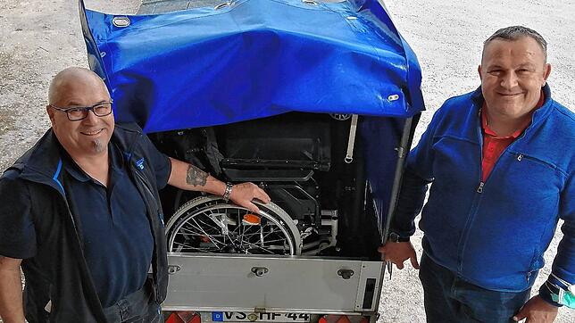 Robert Mick (rechts) und Manfred Hewer sorgen dafür, dass das Mädchen mit Handicap  auch einen speziellen Rollstuhl bekommt.
