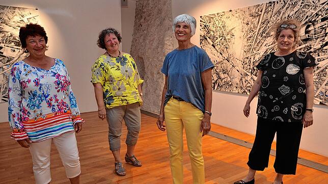 Laden zur Ausstellung des Kunstvereins in der Stadtgalerie ein (von links): Ingrid Friedel-Neumann, Johanna Bischofberger, Heide Staiger ...