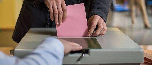 Stimmabgabe zur Kommunalwahl. Über 200.000 Jungwähler entscheiden mit.