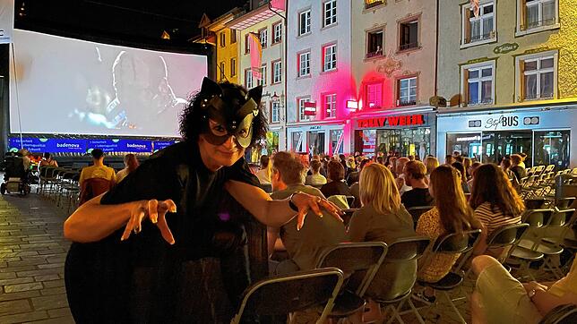 Sylvia De Paola vom Waldshuter Werbe- und Förderungskreis als Catwoman zum Auftakt der Waldshuter Filmnächte.