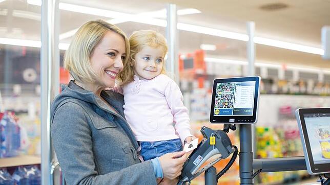 In vielen Discountern kann man bereits kontaktlos bezahlen – das geht aber nur bei einem Betrag bis zu 25 Euro. Bilder: dpa