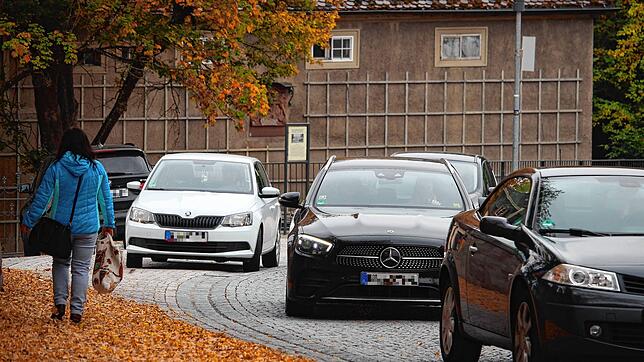 Wer an der Stadtkirche als Fußgänger die Straße überqueren möchte, der braucht Geduld und muss den Verkehr genau beobachten.