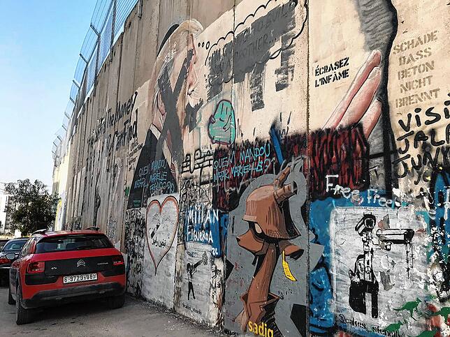 Eine neun Meter hohe Mauer, die nach der zweiten Intifada gebaut wurde, trennt Bethlehem und Jerusalem. Auf palästinensischer Seite sind ...