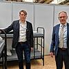 Ignatz Wetzel (links), leitender Kreisverwaltungsdirektor, und Landrat Lothar Wölfle besichtigen einen Raum der Notunterkunft.