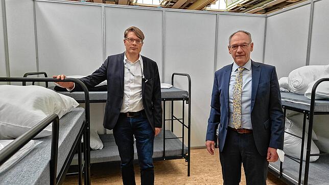 Ignatz Wetzel (links), leitender Kreisverwaltungsdirektor, und Landrat Lothar Wölfle besichtigen einen Raum der Notunterkunft.
