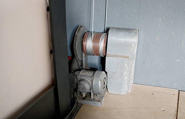 Dieser Seilzug samt Motor für den Vorhang stammt noch aus dem alten Kinosaal in der Friedhofstraße. Angepasst an die neuen Raum- und ...
