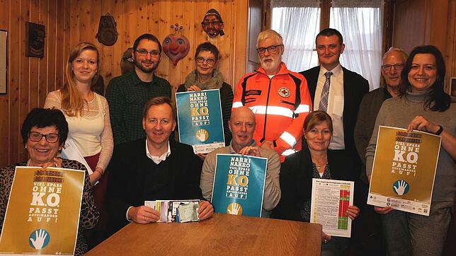 Sie stehen hinter der Kampagne gegen Drogenmissbrauch an der Fasnacht (von links): Heidi Maier (Narrenzunft Tiengen), Nikola Rupp ...
