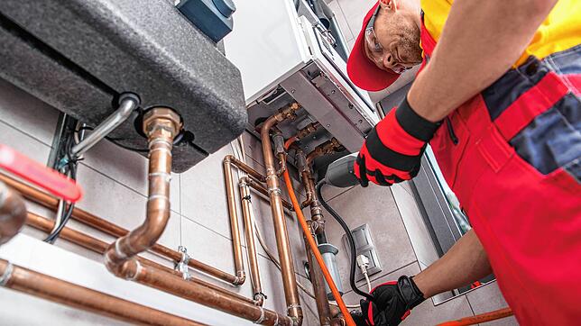 Ein Monteur überprüft eine Gasheizungsanlage. Was machen die Kommunen in der Region, wenn Gas zur Mangelware wird?