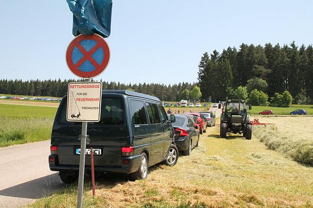 Da der offizielle Parkplatz am Südufer bereits voll belegt ist, wird die Wiese an der Straße nach Waldhausen freigegeben. Trotzdem wird ...