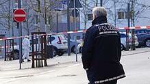 Ein Polizist steht an einem abgesperrten Tatort in Albstadt-Ebingen.