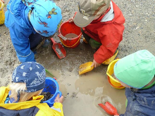 Im Matsch spielen macht allen Kindern Spaß, auch im Waldkindergarten. Bild: Johanniter