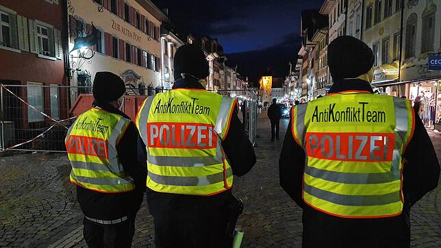 Nach dem von der Stadtverwaltung verhängten Versammlunsverbot blieb es am Montagabend in der Waldshuter Kaiserstraße im Vergleich zu den ...