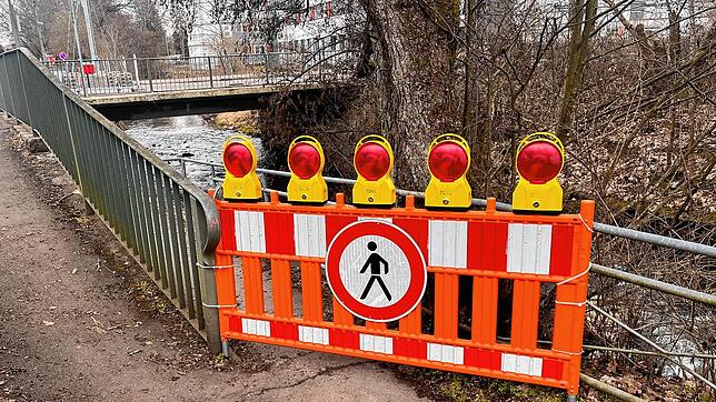 Fußgänger müssen die Peterzeller Straße überqueren: Die Unterführung bleibt gesperrt.