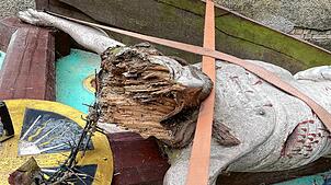 Der Kopf der Christusfigur wurde beim Umsturz stark beschädigt. Foto: Tobias Jaklin