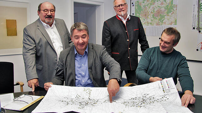 Sie sind voller Hoffnung, dass ihr Stadtbuskonzept mehr Fahrgäste anlocken wird (von links): VGVS-Geschäftsführer Manfred Schürmann, ...