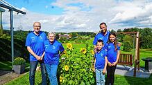 Martin und Elke Weisser mit Sohn Michael und den Enkelkindern Emily und Andreas – die ganze Familie ist stolz auf das Geschaffene und ...