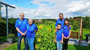 Martin und Elke Weisser mit Sohn Michael und den Enkelkindern Emily und Andreas – die ganze Familie ist stolz auf das Geschaffene und ...