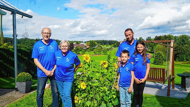 Martin und Elke Weisser mit Sohn Michael und den Enkelkindern Emily und Andreas – die ganze Familie ist stolz auf das Geschaffene und ...
