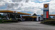 Nach drei Messerstichen auf einen Kunden der Shell-Tankstelle in Dogern direkt an der B34 wurde der 24-jährige Angeklagte wegen ...
