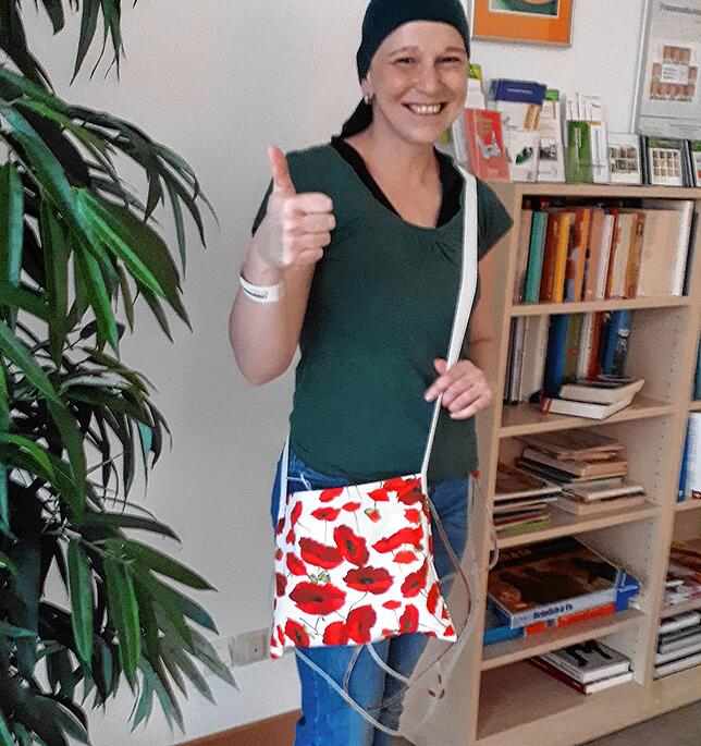 Mit Tränen in den Augen nahm die erste Patientin in der Frauenklinik Tübingen den genähten Drainagebeutel in Empfang.