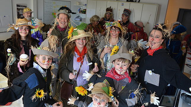 Bild : Bilder vom närrischen Besuch in der Markdorfer SÜDKURIER-Redaktion: So bunt und lustig war der Rosenmontag-Vormittag