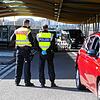 (Archivbild) Bundespolizisten kontrollieren am schweizerisch-deutschen Grenzübergang zwischen Kreuzlingen und Konstanz Reisende. Hier ...