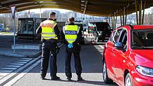 (Archivbild) Bundespolizisten kontrollieren am schweizerisch-deutschen Grenzübergang zwischen Kreuzlingen und Konstanz Reisende. Hier ...