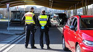 (Archivbild) Bundespolizisten kontrollieren am schweizerisch-deutschen Grenzübergang zwischen Kreuzlingen und Konstanz Reisende. Hier ...